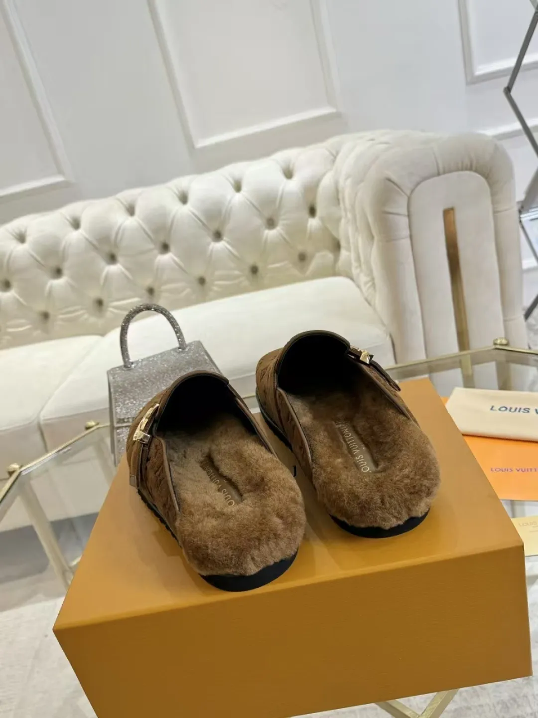 p600✨ LV Couple’s Wool Slippers｜Full of high-end feel, the soles of your feet are luxurious✨ We have achieved the ultimate restoration of the "higher version" of this pair of LV classic toe-toe slippers! 👫💫 🌟 The core advantages are clear at a glance: ✔️ Original jacquard + cowhide fabric, delicate texture, high-end at first glance; ✔️ 280% pure wool lining, wearing barefoot is like stepping on clouds ☁️, soft and skin-friendly and not sweaty; ✔️ Non-slip rubber bottom + three-dimensional toe design, super stable for walking, fashionable and practical!  👀 Must-have attention to detail: Belt buckle + classic LV presbyopic elements, revealing the aura of a big-name brand in a low-key manner ~ Whether it is a couple dating or a trip with besties, both of them are the focus when they go out👟💖 ✨ Easily match the wardrobe: jeans + sweaters, lazy and casual style ✔️ Coat + skirt, refined and elegant ✔️ One pair of shoes can handle a variety of styles, and the sense of luxury is never artificial ~ #LV slippers #couple outfit #High-End Customization #Quality Shoes Recommendation Fabric: Yangjing/classic jacquard fabric Lining: Imported wool lining Sole: Original rubber sole Size: Female 35-41 Male 38-46